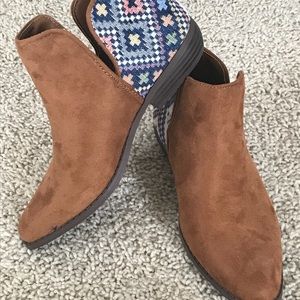 (Size 7) - Miss marked Cat & Jack suede booties -